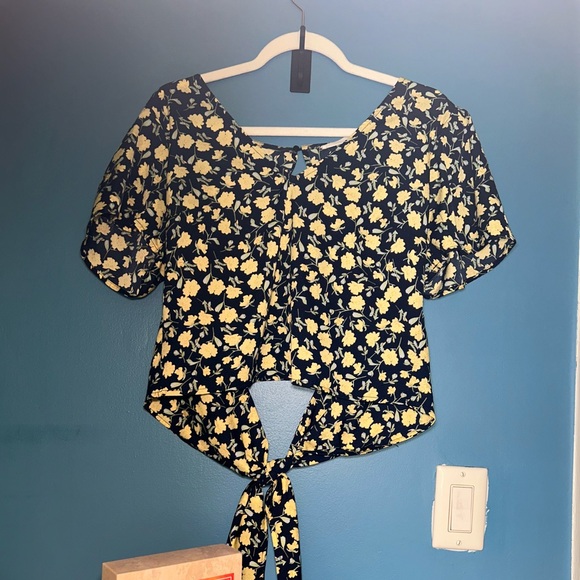 LUSH BRIE TIE BACK CROP BLOUSE - Picture 5 of 5